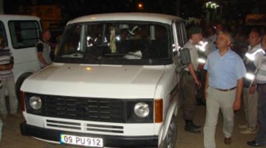 Havaya ateş a&ccedil;an gen&ccedil;lere k&ouml;yl&uuml; dayağı