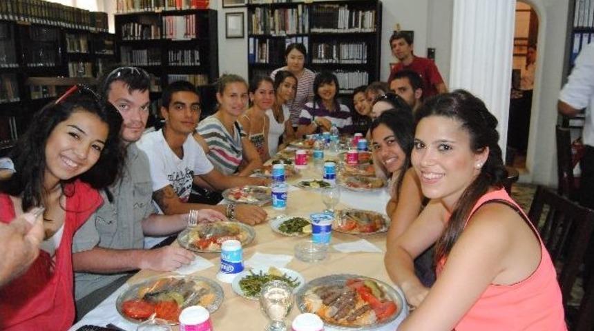 G&ouml;n&uuml;ll&uuml; Yabancı &Ouml;ğrenciler &Ouml;demiş'i Temizleyecek