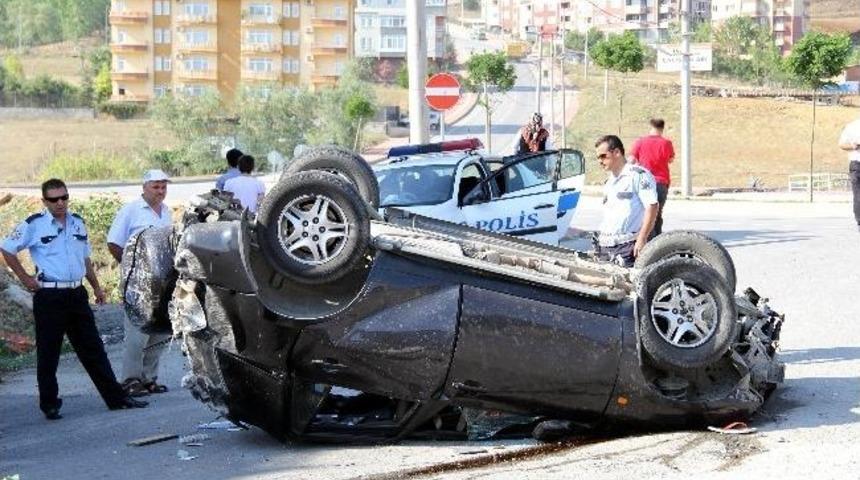 Ehliyetsiz S&uuml;r&uuml;c&uuml; Otomobil İle Takla Attı: 3 Yaralı