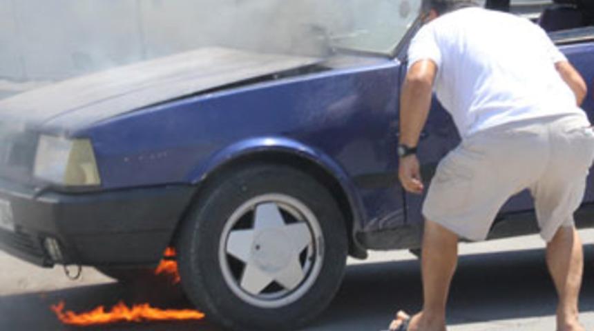 Yanan otomobilini &uuml;fleyerek s&ouml;nd&uuml;rmeye &ccedil;alıştı