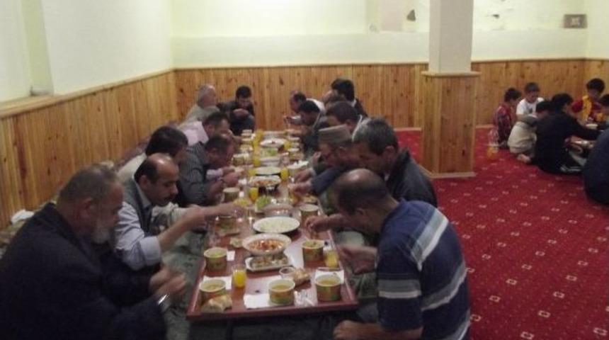 K&uuml;re'de Şevkat Derneği'nde İftar D&uuml;zenlendi