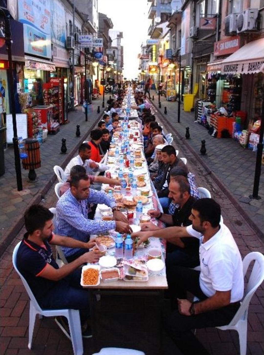 Esnaflar İftar İ&ccedil;in Cumhuriyet Caddesinde Buluştu