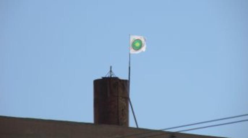 PYD'nin Sınıra Diktiği Bayrak Değişti