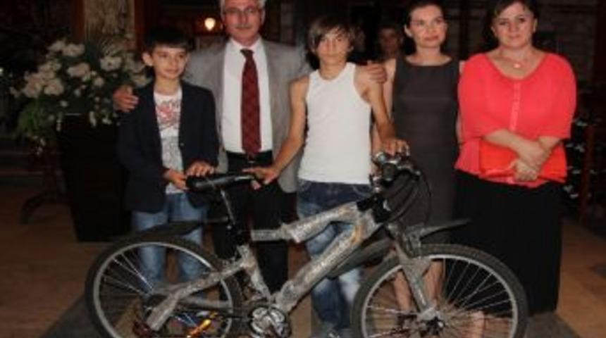 Kazandığı Bisikleti L&ouml;semili Arkadaşına Hediye Etti