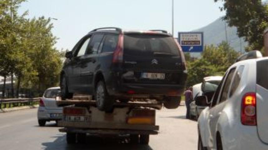 &Ccedil;ekiciye Sığmayan Otomobille, Trafik G&uuml;venliğini Tehlikeye D&uuml;ş&uuml;rd&uuml;