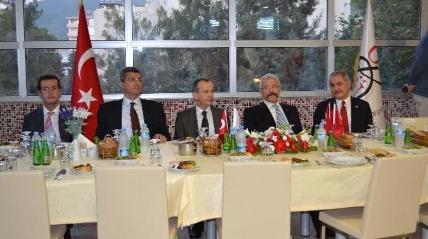 Ok&uuml;&rsquo;den İftar Yemeği