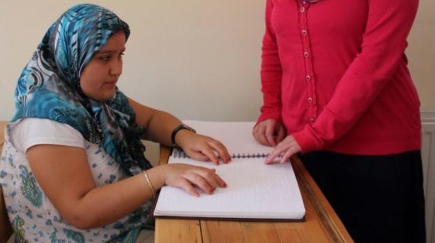 19 Yaşında Kabartma Yazıyla Kur&rsquo;an&rsquo;ı &Ouml;ğrendi Ve 17 Engelliye De &Ouml;ğretti