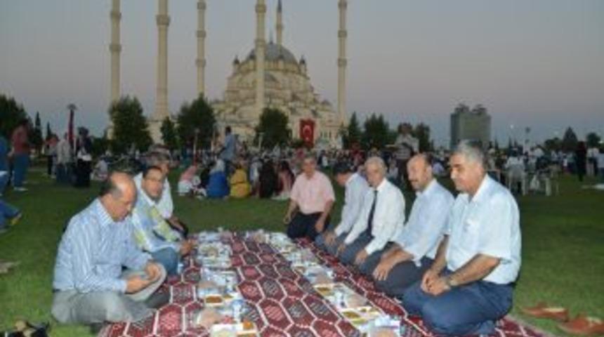 Adanalılar Oru&ccedil;larını Yer Sofrasında A&ccedil;tı