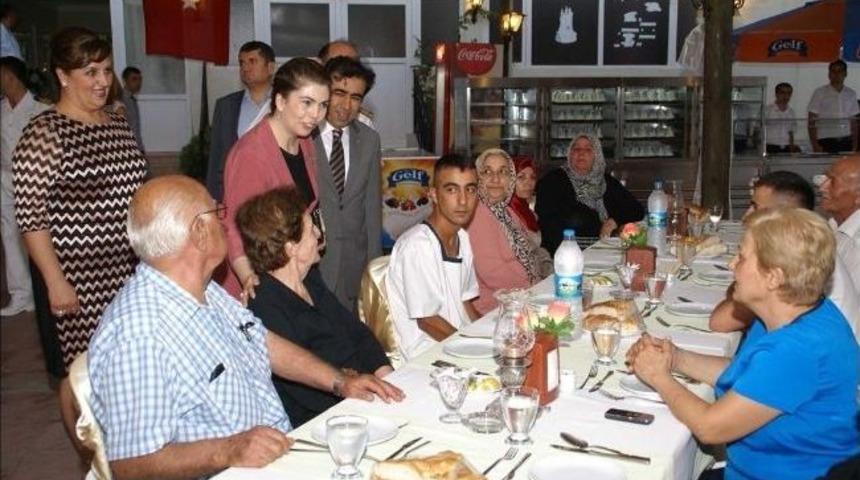 Vali G&uuml;zeloğlu Şehit Aileleri Ve Gazilerle İftarda Buluştu