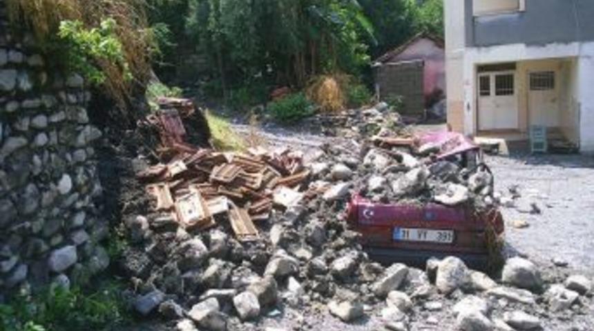 Selde Zarar G&ouml;renlerin Yaraları Sarılıyor