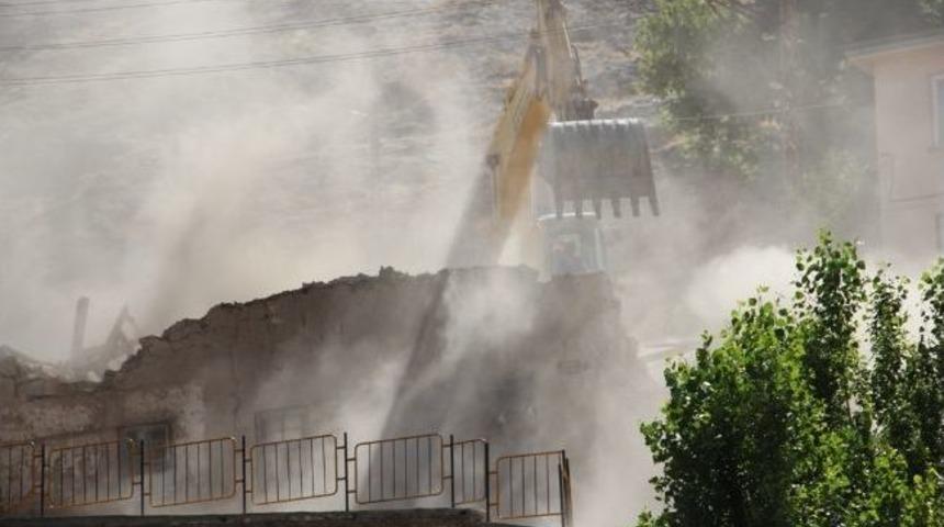 Harabe Bir Bina Daha Yıkıldı