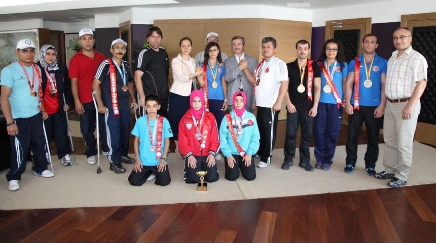 Şahinbey Belediyesi Başarılı Sporcuları Altınla &Ouml;d&uuml;llendirdi