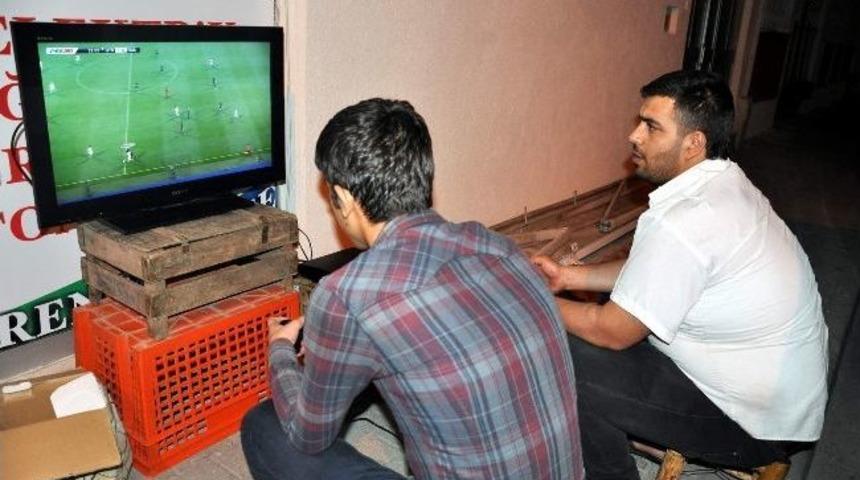 İftar Sonrası Sokakta Playstation Keyfi