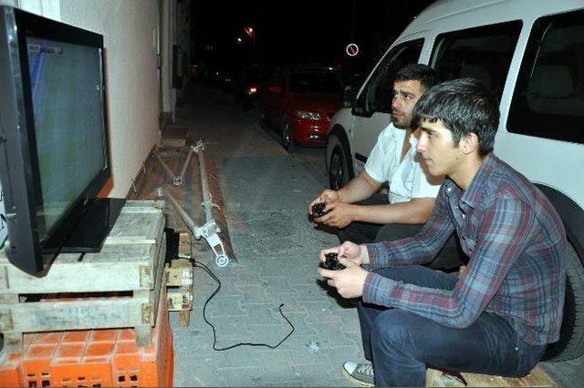 İftar Sonrası Sokakta Playstation Keyfi