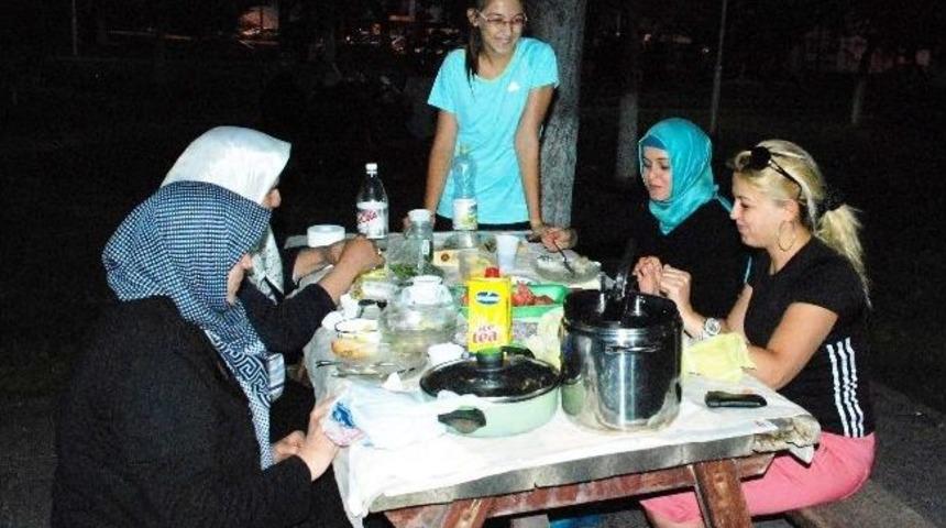 Melikgazi'de Vatandaşlar İftar Saatinde Parkları Tercih Ediyor