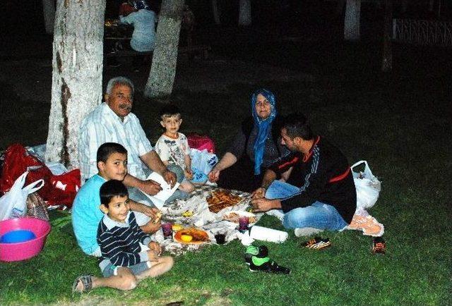 Melikgazi'de Vatandaşlar İftar Saatinde Parkları Tercih Ediyor