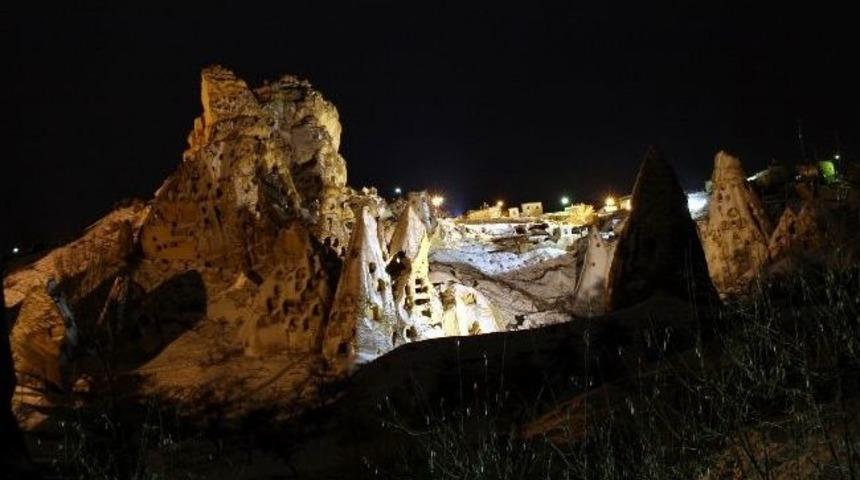 Uçhisar Kalesi Artık Gece De Gezilebilecek