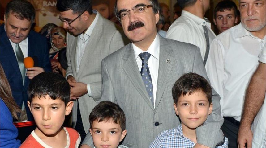 Yetim &Ccedil;ocukların Bayramlık Sevinci