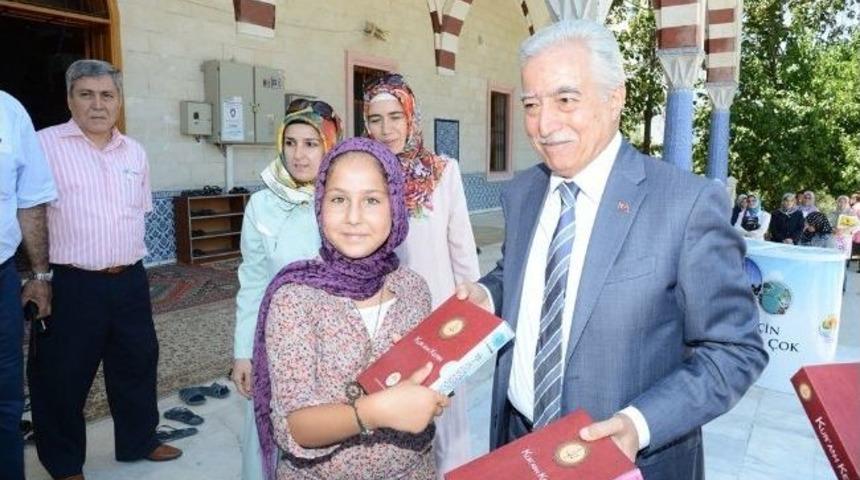 Aldırmaz &Ccedil;ocuklara Kuran Hediye Etti