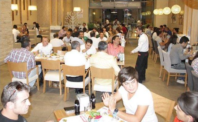 Piazza, Bu Kez Kiracılarıyla İftar Yemeğinde Buluştu