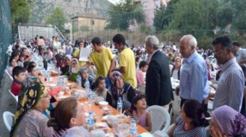 Belediye Ve Kızılay Ortaklığında 4 Bin 500 Kişiye Iftar Verildi