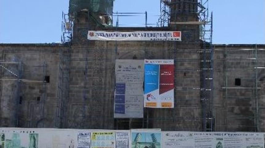 &Ccedil;ifte Minareli Medrese &Ouml;n&uuml;nde Uyku Keyfi