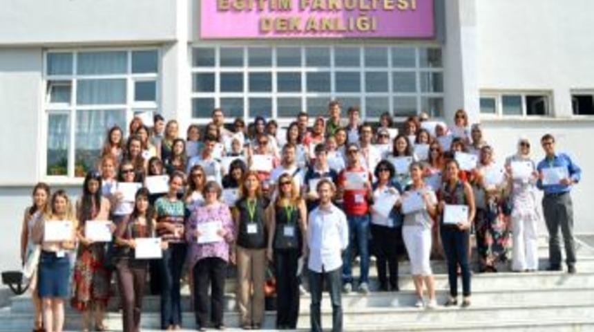 U&Uuml;&rsquo;de ABD Destekli İngilizce &Ouml;ğretiminde Materyal Tasarımı Eğitimi