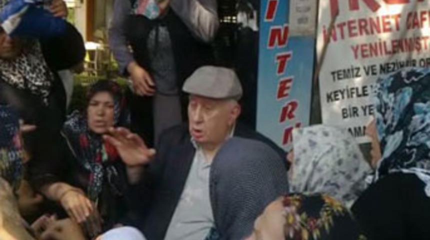 Ey&uuml;p Sultan'da 'para dağıtan adam' izdihamı