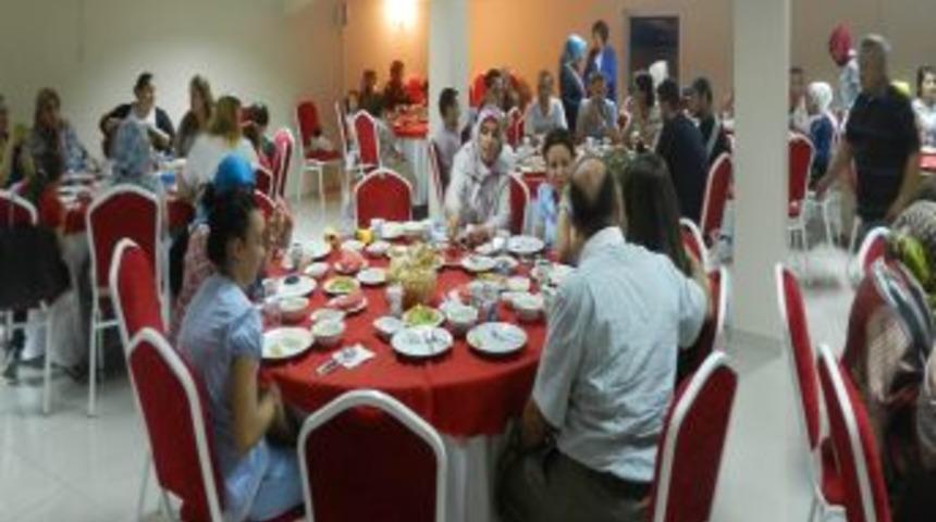 SAGİAD Ihtiya&ccedil; Sahipleriyle Iftar Yapıyor, Ihtiya&ccedil;larını Gideriyor