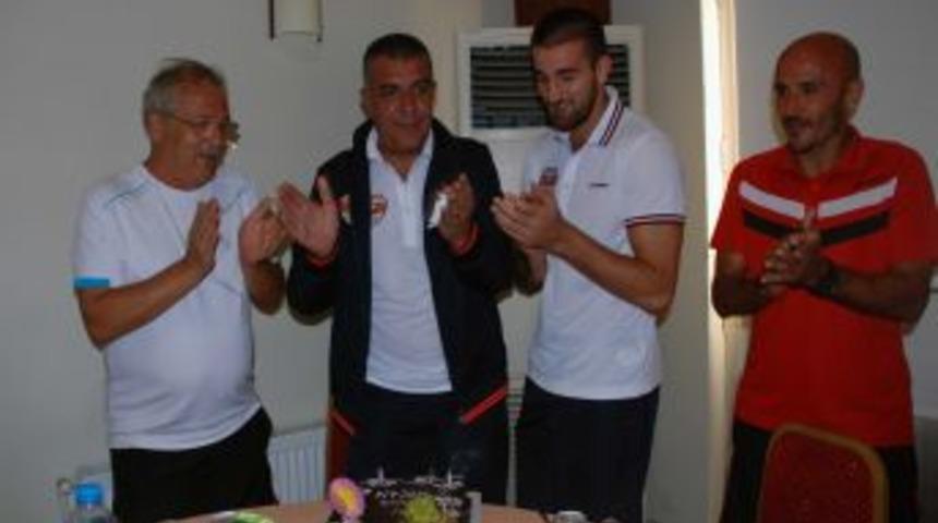 Uzel&rsquo;e S&uuml;rpriz Doğum G&uuml;n&uuml;