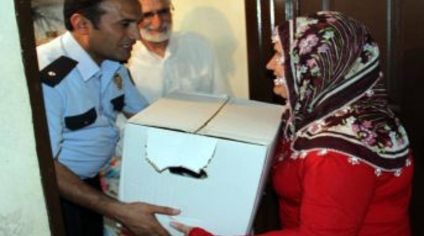 Diyarbakır Polisi, Saraykapı&rsquo;daki Ihtiya&ccedil; Sahiplerini Unutmadı