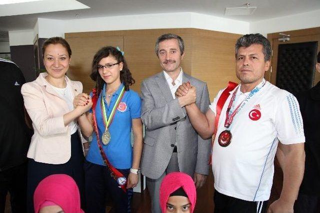 Şahinbey Belediyesi, Başarılı Sporcuları 87 Cumhuriyet Altını İle Ödüllendirdi