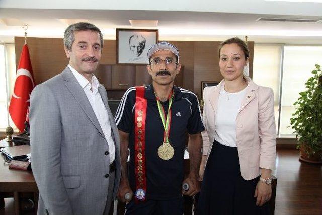 Şahinbey Belediyesi, Başarılı Sporcuları 87 Cumhuriyet Altını İle Ödüllendirdi