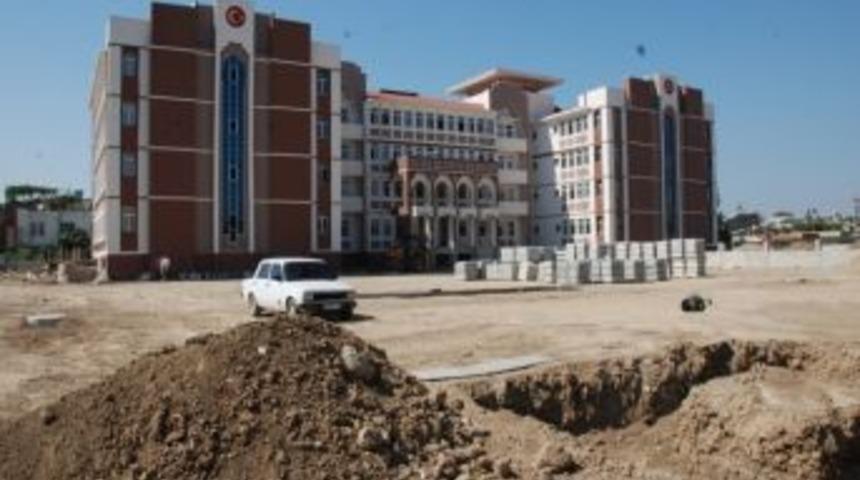 Milli Eğitim M&uuml;d&uuml;r&uuml; Selamet Okul Inşaatlarını Gezdi