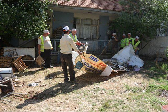 Uşak'ta Bir Çöp Ev Boşaltıldı