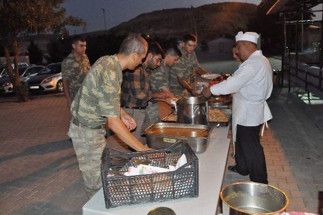 Jandarma’dan Çadırkentte İftar Yemeği