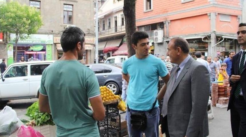 Vali Kızılcık, Esnafla Ramazan Sohbeti Ediyor