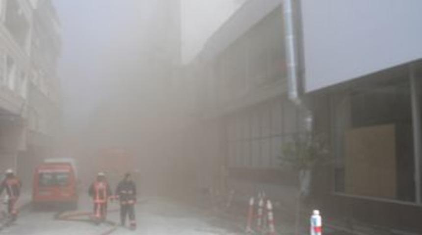 Mobilya Imalathanesinde Yangın &Ccedil;ıktı: 2 Iş&ccedil;i Kayıp