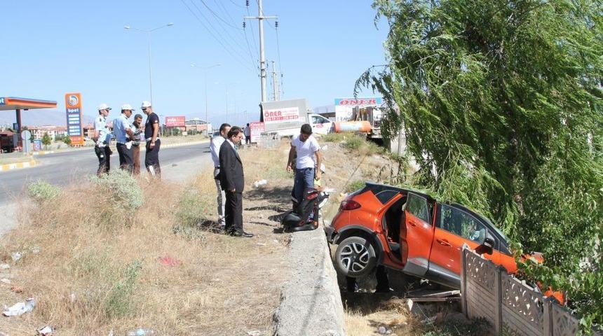 Yoldan &Ccedil;ıkan Ara&ccedil; Bah&ccedil;e Duvarında Asılı Kaldı