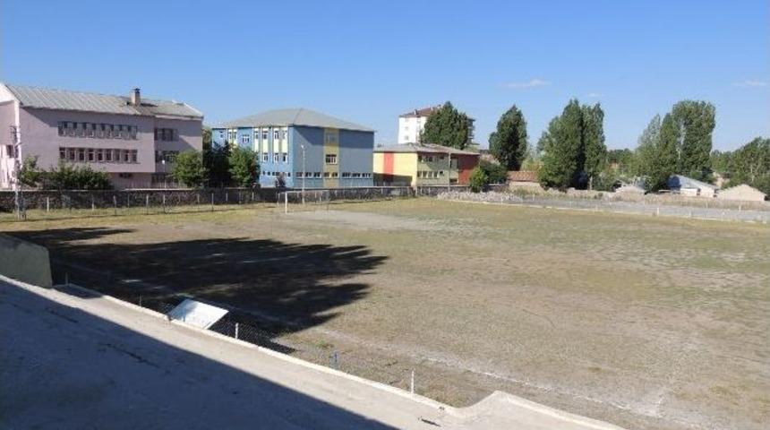 Eleşkirt Futbol Sahası Sentetik Çimle Kaplanıyor