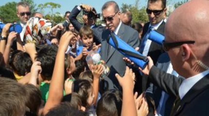 Cuma &Ccedil;ıkışı Başbakan Engellileri Ve &Ccedil;ocukları Sevindirdi