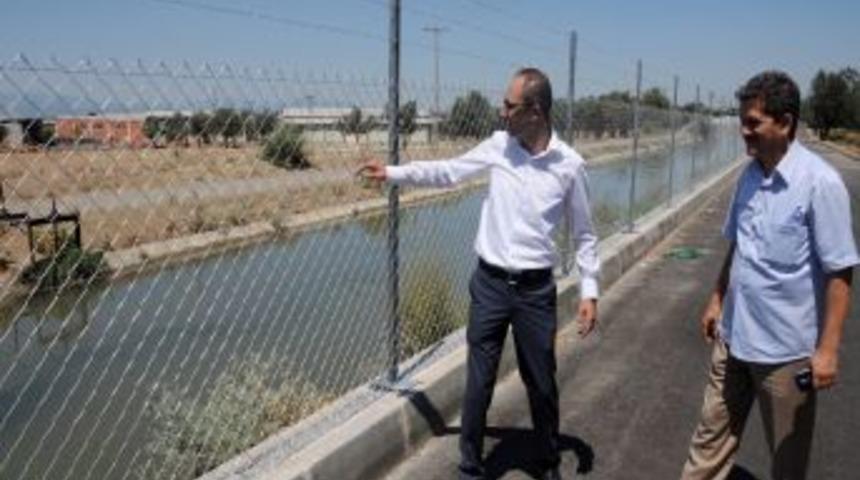 DSİ&rsquo;ye Ait Su Kanalının Etrafı Tel &Ouml;rg&uuml;lerle &Ccedil;evrildi