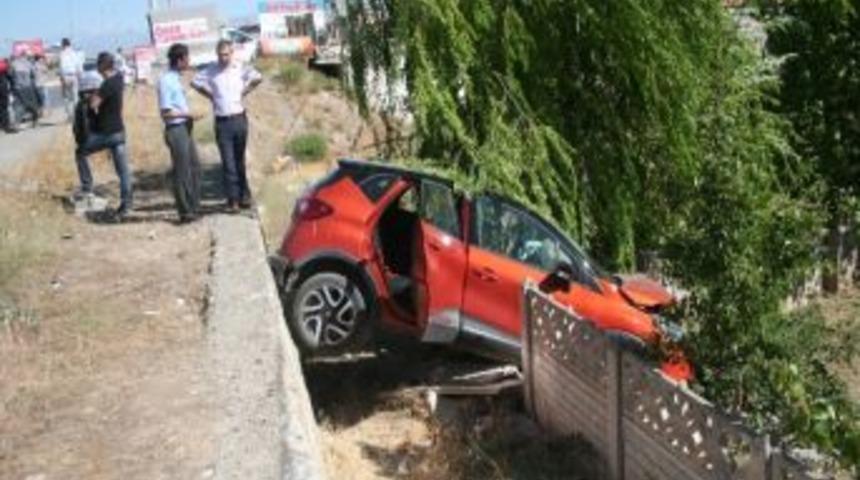 Otomobil Bir Evin Bah&ccedil;esine Girdi: 2 Yaralı