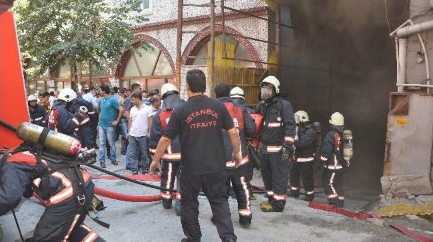 Bağcılar'da yangın faciası; 2 iş&ccedil;i &ouml;ld&uuml;