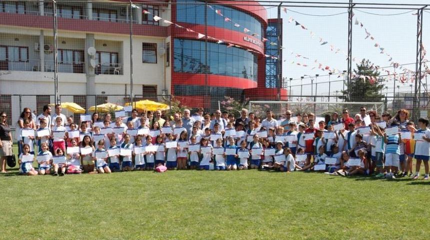 Nil&uuml;fer Yaz Spor Okullarına 910 &Ouml;ğrenciye Sertifika Aldı