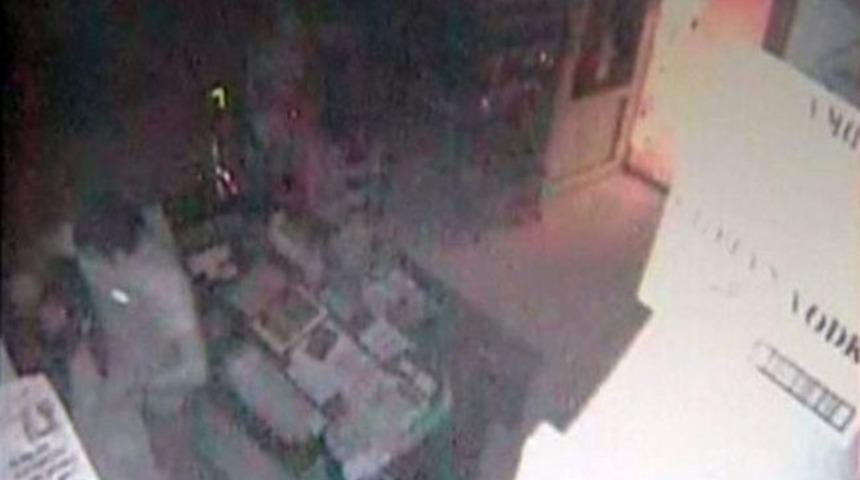 Marketi Ellerini Kollarını Sallayarak Soydular