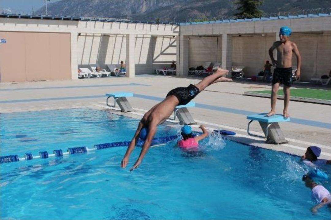 'başarı Havuzu' Projesinde Y&uuml;zme &Ouml;ğrenen 30 &Ouml;ğrenci &Ouml;d&uuml;llendirildi