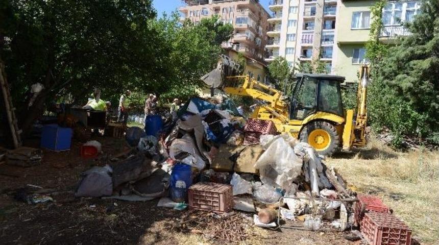 Bu Evden 3 Kamyon &Ccedil;&ouml;p &Ccedil;ıkarıldı