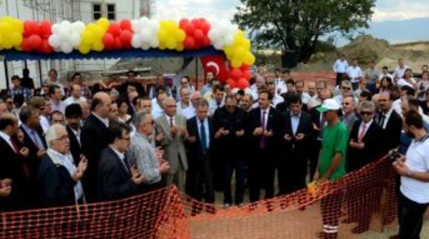 Ali Ericek İlahiyat Fak&uuml;ltesi Tatbikat Camisi'nin Temeli Dualarla Atıldı