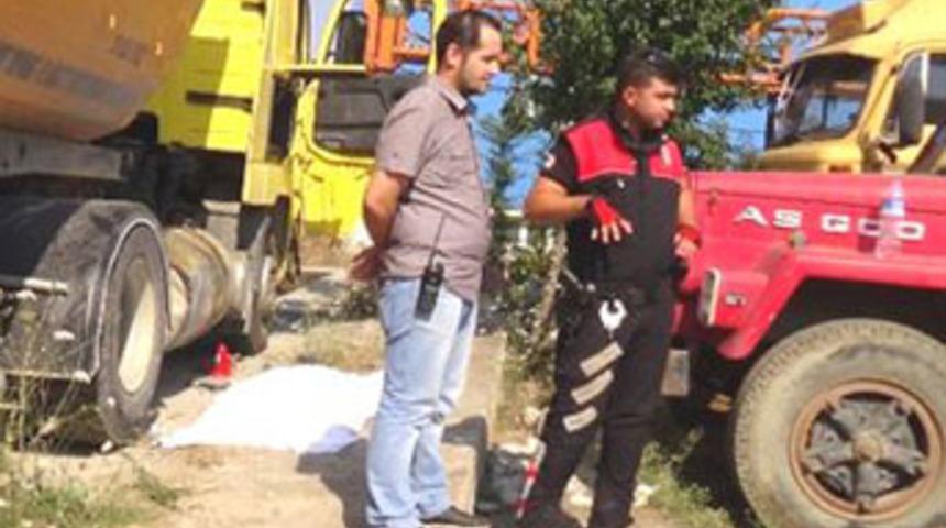 Tamir etmek istediği kamyonunun altında can verdi